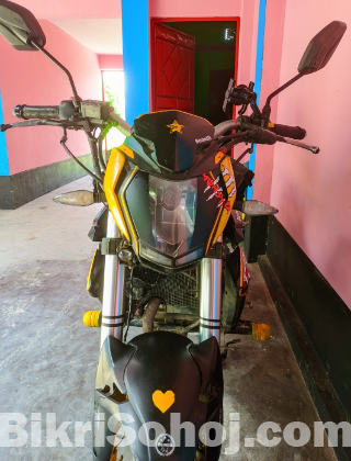 Benelli TNT 150. Double disk